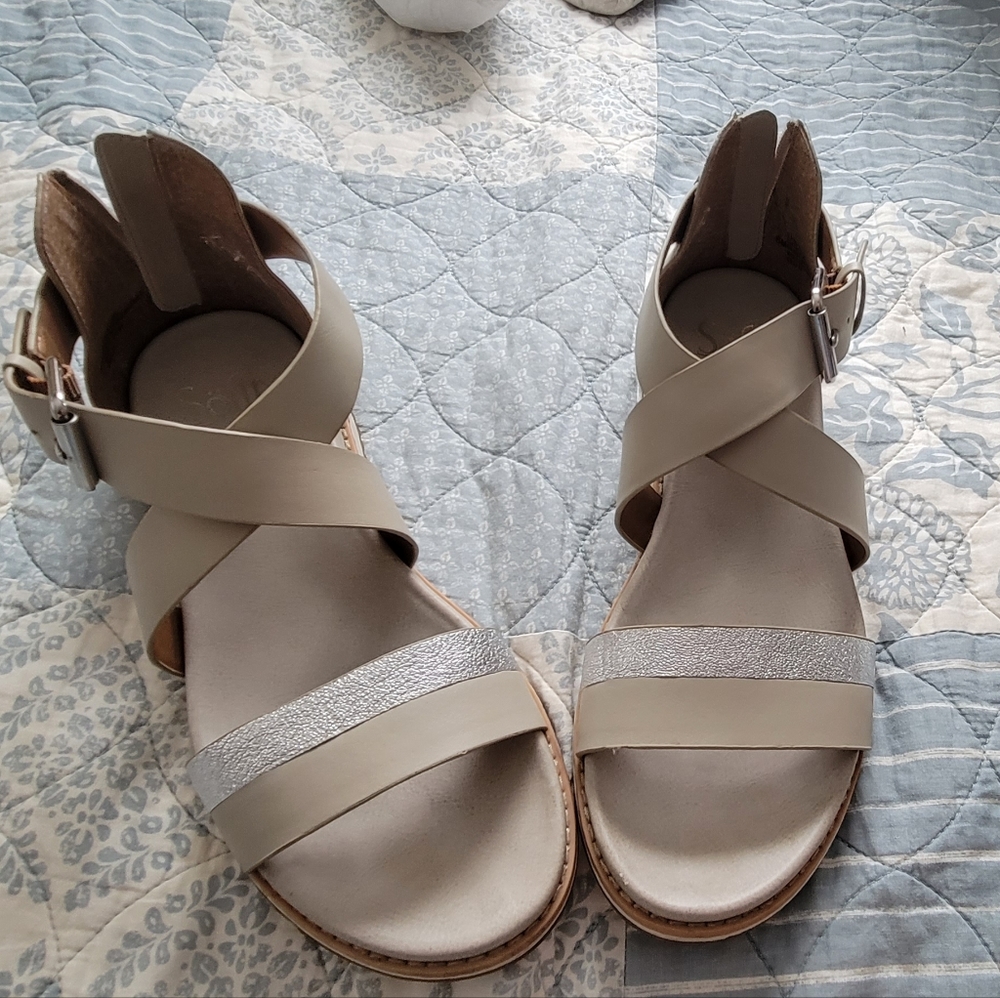 NWOT Sofft Forella Taupe Sandals